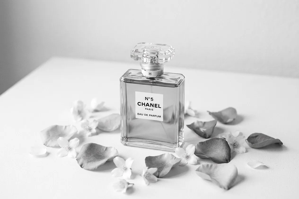 經典方形香水瓶與玫瑰花瓣靜物 — 致敬 Chanel N°5 百年傳奇